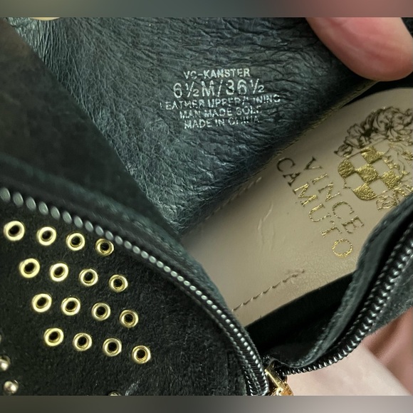 Vince Camuto Kanster Studded Peep Toe Black Booties
SZ 6.5M Side Zip 100% Suede - Picture 8 of 9